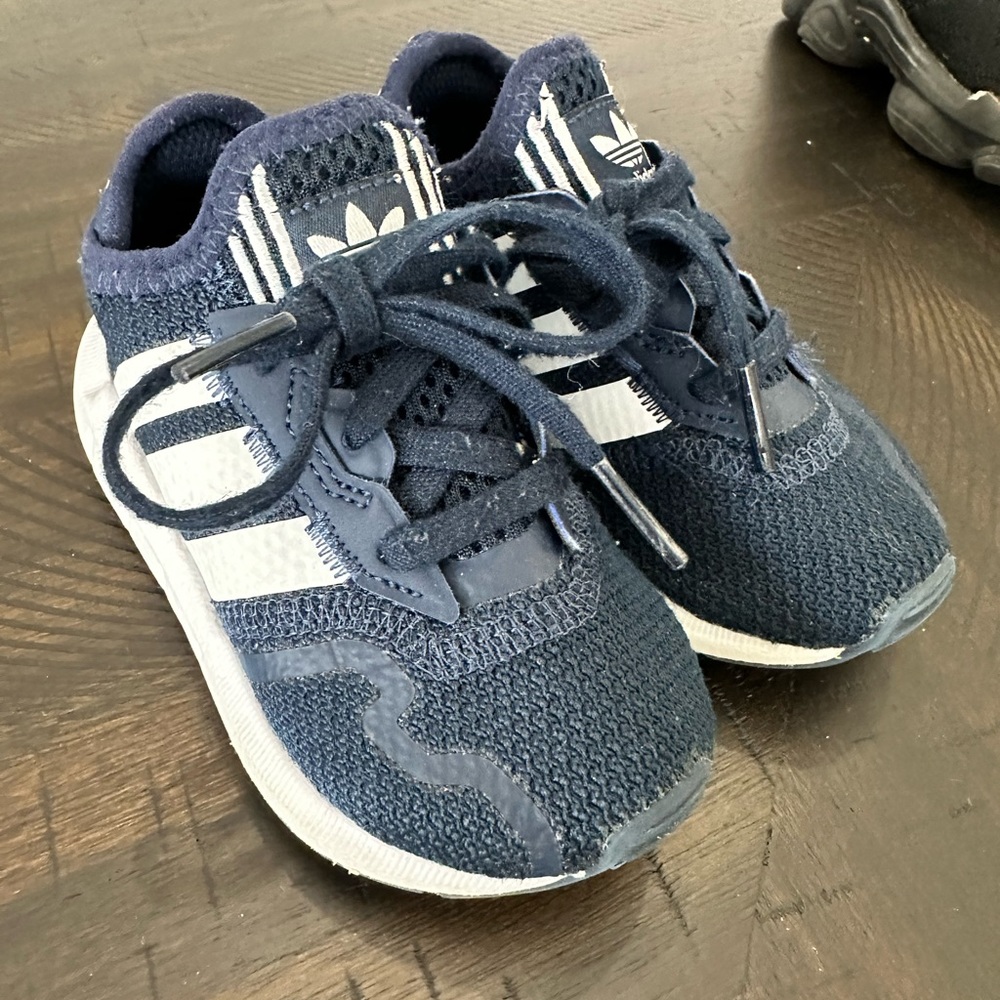 Size 6 toddler adidas